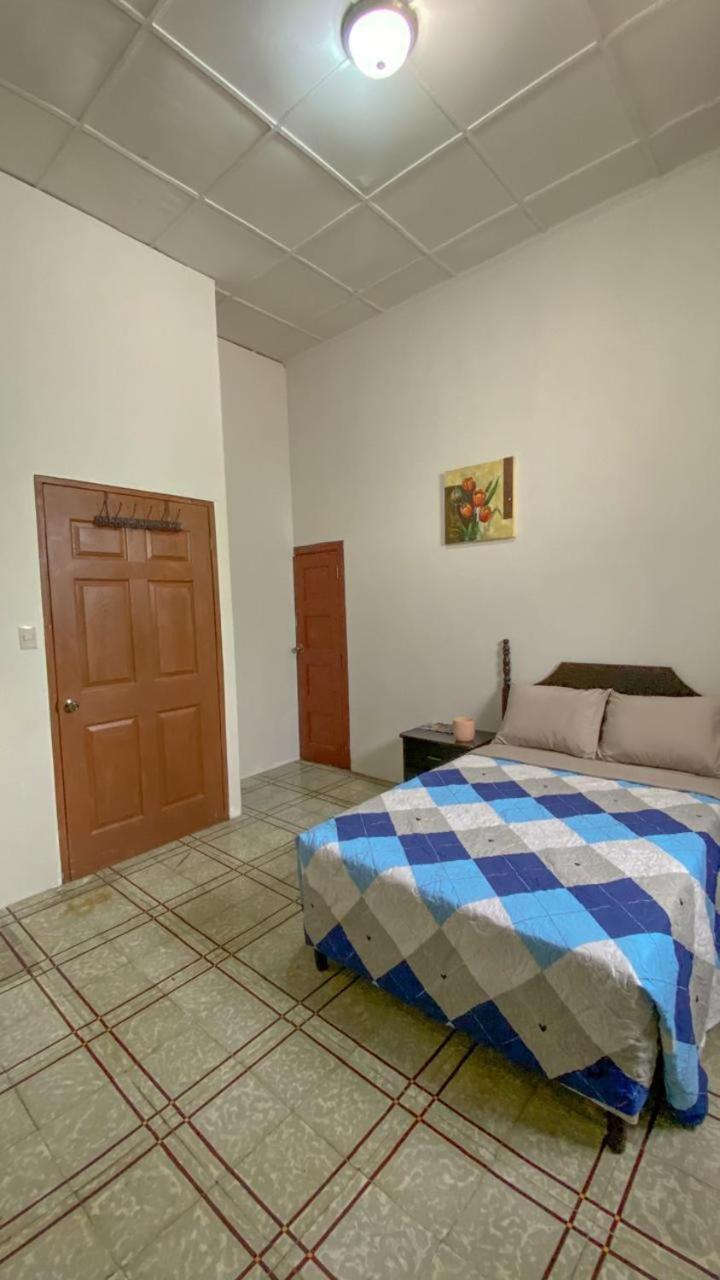 Hostal Velvet Plaza 圣安娜 外观 照片